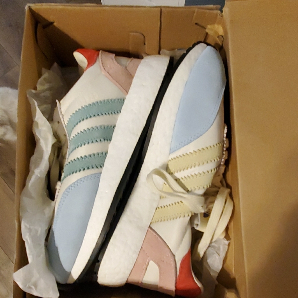 Adidas originals i5923 pride New without tags